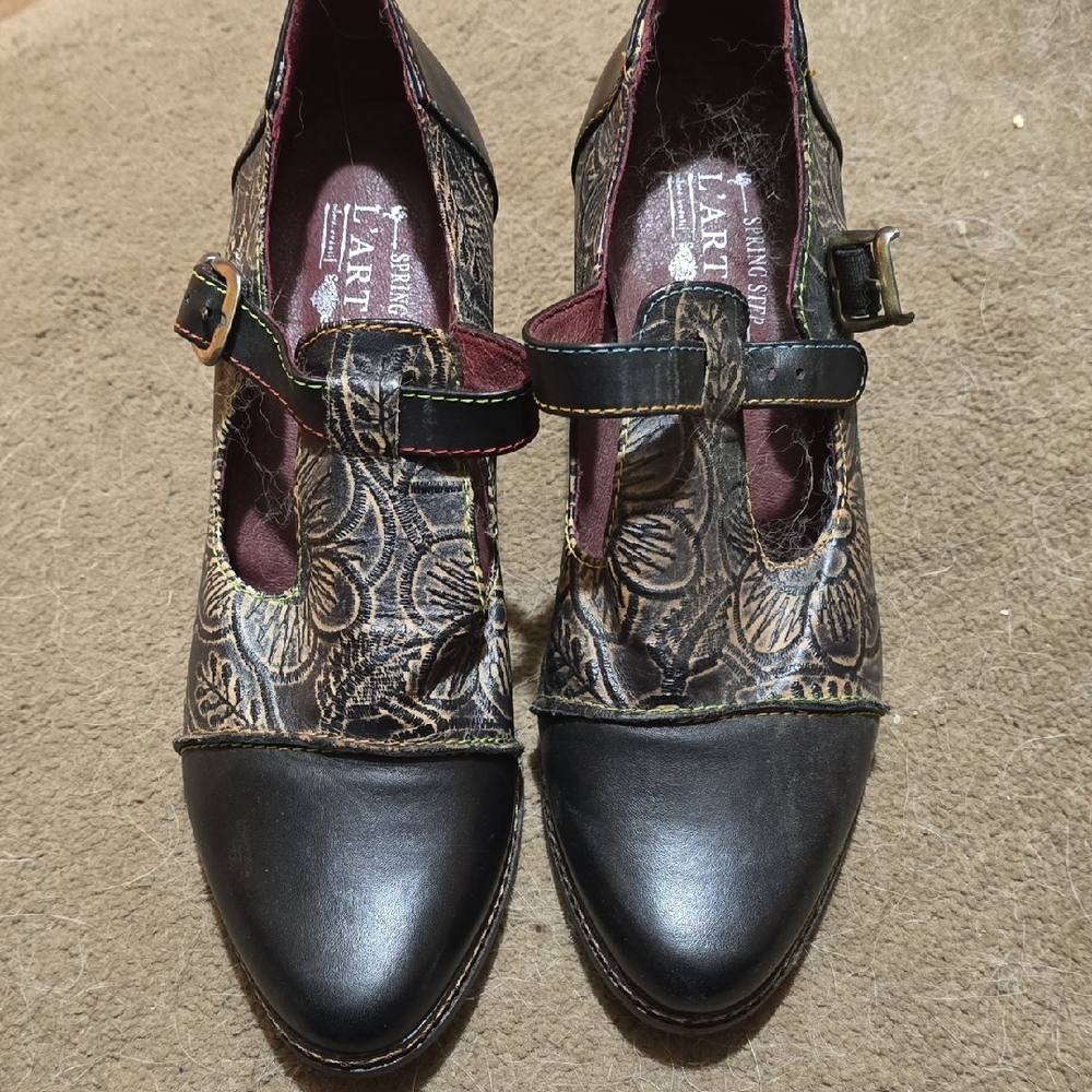 L'ATISTE Black and Brown Flats with T-Strap Design